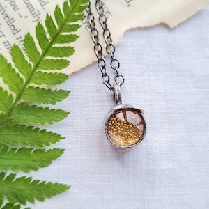 Golden Pebble Shaker-hangerketting: geüpcycled Zweedse sieraden