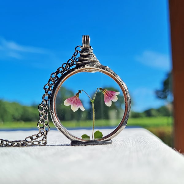 Twinflower Terrarium Halskette, Gepresste getrocknete Blume. Linnaea borealis. Auf Schwedisch „Linnea“. Schwedischer Schmuck. Skandinavischer Blumenschmuck.