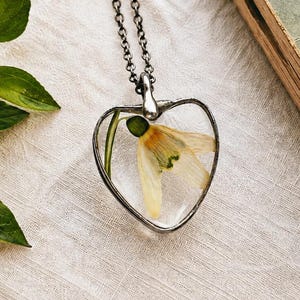 Halsband med pressat snödroppeblomma: Träterrariumhänge med svenskt hjärta
