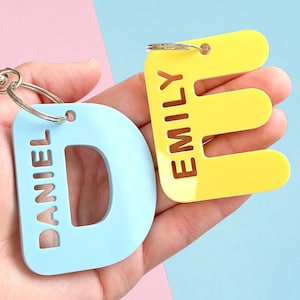 Porte-clés prénom personnalisé | Étiquette à sac personnalisée pour la rentrée scolaire pour enfants | Idée cadeau pour enfants | Porte-clés grande lettre