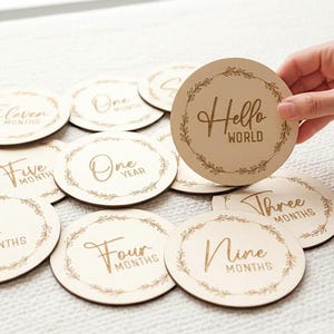 Discos de madera con hitos del bebé, accesorios para fotos de recién nacidos, set de hitos mensuales de 12 meses + Hola Mundo/Salaam Mundo, ideas de regalo para nuevos padres
