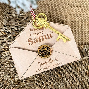 Personalisierte Buchstabe an Santa Baum Dekoration | Christbaumschmuck | Holzbrief an Weihnachtshalter | Weihnachts-Wish-Listen-Halter