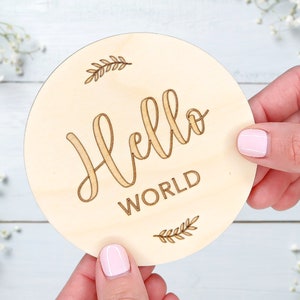Disque de faire-part de bébé en bois Hello World - Plaque gravée au laser pour support à plat sur les réseaux sociaux - Fabriqué à la main au Royaume-Uni
