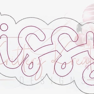 Puede incluir: Un contorno blanco de una nube con la palabra "Sissy" escrita en una fuente cursiva en su interior. La palabra es de color rosa oscuro.