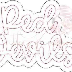 以下が含まれることがあります： 赤い内側と黒いアウトラインで書かれた「Red Devils」というテキスト。テキストは筆記体で、白い背景で囲まれています。
