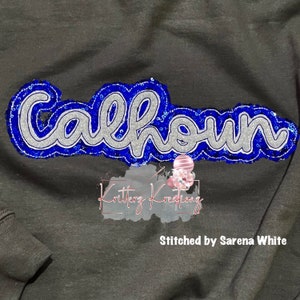 Calhoun ontwerp met dubbele appliqué. Calhoun-offset appliqué. Ontwerp schoolmascotte. Appliqué ontwerp. Digitaal borduurontwerp. 8 maten.