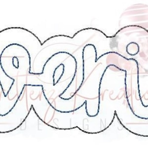 Può includere: Un contorno bianco della parola "Mavericks" in un carattere corsivo. Le lettere sono delineate in blu e hanno un aspetto arrotondato e spumeggiante.