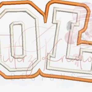 Op de afbeelding: Geborduurde patch met het woord "VOLS" in een vetgedrukte, collegiale lettertype. De letters zijn wit met een oranje omtrek, waardoor een gelaagd effect ontstaat. Het ontwerp staat tegen een witte achtergrond.