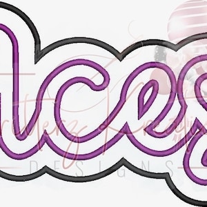 Może przedstawiać: Wzór haftu z konturem w kolorze fioletowym i czarnym słowa "Aces" w kroju pisma kursywą.