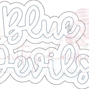 Puede incluir: Un contorno en blanco y negro de las palabras "Be Blue Devils" en una fuente cursiva.