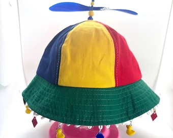 Sombrero tipo cubo con hélice / Sombrero para festivales / Sombrero para fiestas rave con adornos de patos y correa para la barbilla.