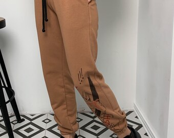 Stylish sports jogger, basic joggers, casual pants, graffiti style print, jogger in brown color, perfectly combined with a hoodie