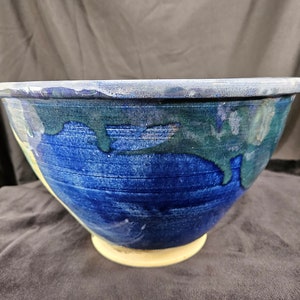 Grande ciotola vintage in ceramica fatta a mano con smalto blu cobalto