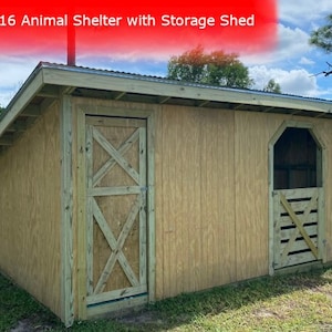 以下が含まれることがあります： 3メートル×4.8メートルの木製の動物用シェルターと収納小屋。シェルターにはX字型のデザインのドアと小さな窓が1つあります。収納小屋には、水平なスラットデザインのドアがあります。