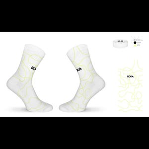 Könnte beinhalten: Paar weiße Socken mit einem hellgrünen, geschwungenen Linienmuster. Das Wort "BOKA" ist auf die Socken gedruckt. Die Socken haben die Größe 36-40, und das Bild enthält eine Farbkarte mit den Farben Schwarz, Weiß und Hellgrün.