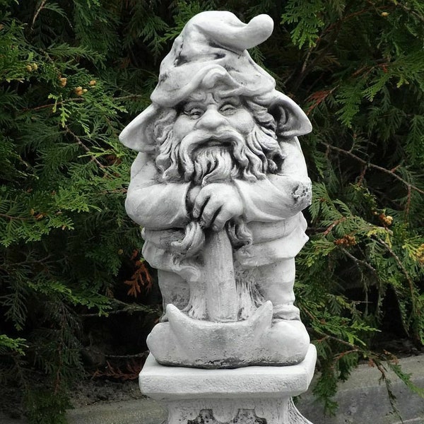 Troll avec une pioche, Gnome en chapeau, statue de nain de jardin, bûcheron nain en béton, nain de béton, troll debout, idée cadeau