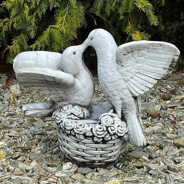 Beton Tauben auf dem Korb, verliebte Tauben, schöne Tauben Skulptur, Vogelkuss, Tauben auf einem Blumenkorb, Gartendekoration