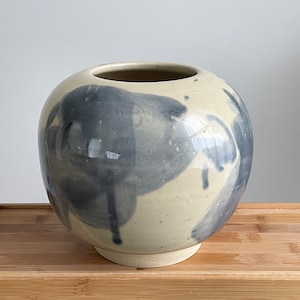 handmade large sandtone ceramic bulbous vase / wheel thrown moon jar / 7h x 8w / @sominkang_ceramics
