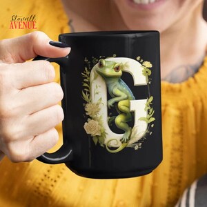 Caneca de café com monograma preto, caneca com letra inicial, caneca de café com lagartixa preta, xícara de café personalizada