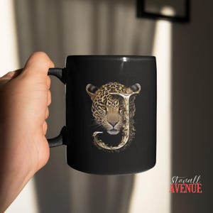 Caneca preta com monograma e estampa de animal, caneca de café com estampa de onça, caneca com letra inicial, caneca de café preta