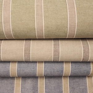 Op de afbeelding: Vier verschillende gestreepte stofstalen. De bovenste staal is groen en wit, de tweede is beige en bruin, de derde is blauw en beige en de onderste is blauw en beige.