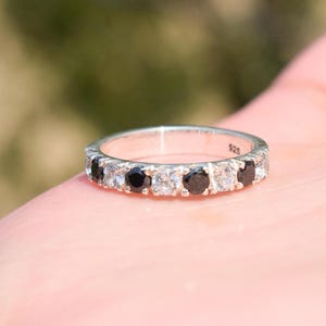 Alliance, bague en onyx et diamant, bague en pierre noire, bague minimaliste, bague en argent sterling, bague fine, cadeau de bague de mariage pour elle/lui.