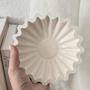 Dekoschale mit Wellenrand, Schmuckschale für Ringe & Ohrringe, Ablageschale, Dekotablett, Kosmetikablage, Scalloped Bowl, Deko Groß – 15 cm
