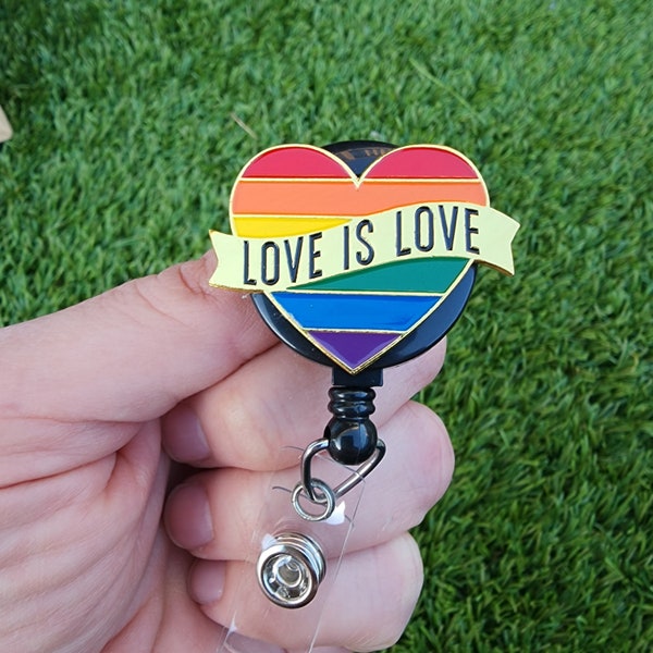 Carrete de insignia de enfermera Love is Love, corazón de arcoíris, orgullo LGBTQ, portador de insignia de aliado, mes del orgullo, insignia de enfermera registrada, carrete retráctil, cordón para docentes de igualdad