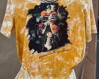 Camiseta de tumbas en jardines