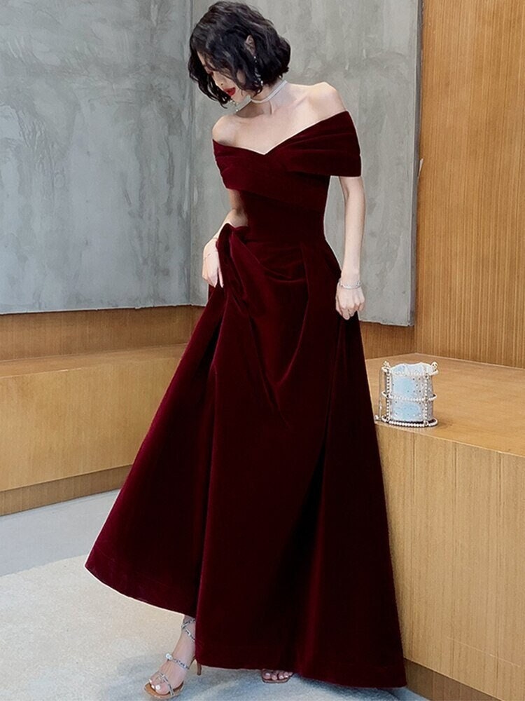 Modest Long Sleeve Deep Red Velvet Evening Dress – daisystyledress