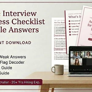 Peut inclure: Un ensemble de documents numériques intitulé Remote Interview Readiness Checklist & Sample Answers, comprenant un ordinateur portable affichant un appel vidéo, une tasse et des pages imprimées avec le texte Are You Ready for That Remote Interview.