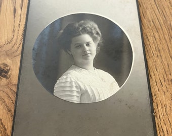 Antique Vintage young women cabinet photo 1900