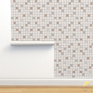 Peut inclure: Un rouleau de papier peint avec un motif géométrique de carrés bruns et gris sur fond blanc.