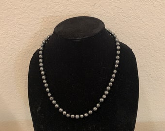 Vintage Collar Pearls. Dark Grey Pearls. w/ clasp, round 53cm (21") L, 85g (3.0oz), 8mm (5/16") diam. Preowned circa the 1970s.