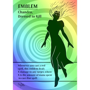 Puede incluir: Una silueta verde de una mujer con el pelo largo y gafas protectoras se encuentra sobre un fondo de arcoíris con círculos concéntricos. El texto "EMBLEM" está en la parte superior, seguido de "Chandra, Dressed to Kill". El texto debajo de la silueta dice "Whenever you cast a red spell, this emblem deals X damage to any target, where X is the amount of mana spent to cast that spell."