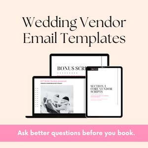 Puede incluir: Plantillas de correo electrónico para proveedores de bodas en formato digital con un portátil y una tableta que muestran texto como Bonus Scripts y Section 1 Core Vendor Scripts junto a una foto en blanco y negro. La barra rosa inferior dice Ask better questions before you book.