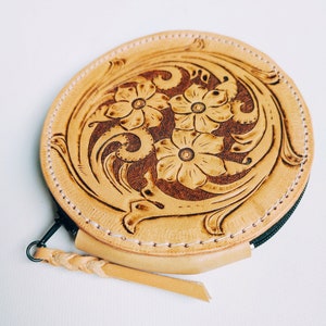 Runde Western-Geldbörse im Boho-Stil mit Reißverschluss. Handgeprägtes Sheridan-Design. Kleine Lederwaren für Damen und Herren.