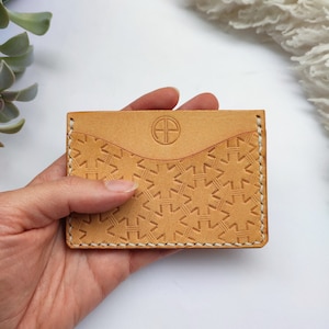 Porte-cartes en cuir cousu à la main. Fait en Bretagne. Motifs repoussés. Petite maroquinerie Homme Femme. Prix réduit modèle d'exposition.