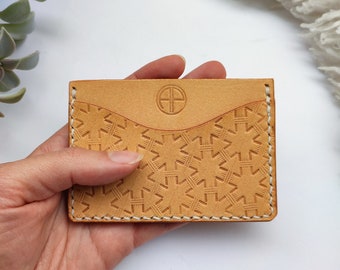 Hand stitched leather card holder. Made in Brittany. Rejected reasons. Small leather goods for Men and Women.