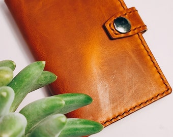 Minimalist wallet in vegetable-tanned brown-cognac oiled leather. Leather goods for women and men.