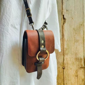 Die Essential-Tasche – Tasche aus recyceltem Reitsattelleder – Handtasche aus echtem patiniertem Leder – Geschenk für Reiter – umweltfreundliche Lederwaren
