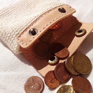 Gehäkelte Handtasche aus Leder und Leinen. Zwei-Materialien-Handtasche. Damen-Accessoire. Umhängetasche, Clutch. Reduzierter Preis, Ausstellungsstück.