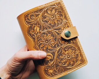 Leather notebook protector - Carved pattern, western style, sheridan, cowboy - A6 format 9x14 cm - Drawing, writing, notes, book - Stationery