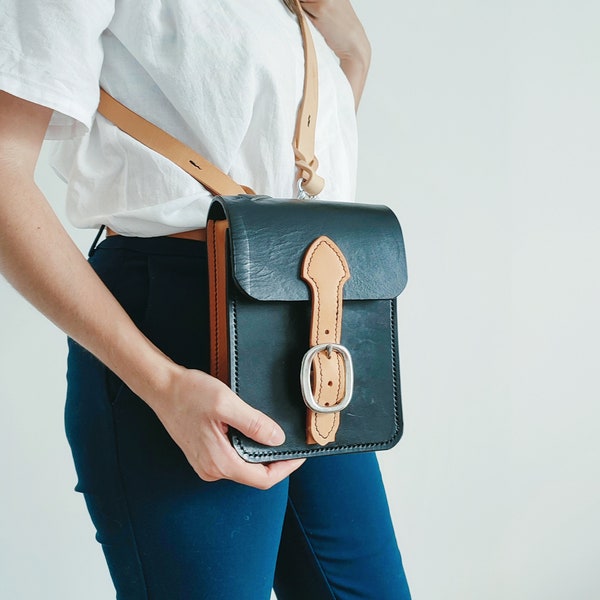 Large quarter shoulder bag. Recycled leather riding saddle. Handmade in Brittany. Gift for rider.