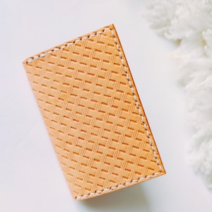 Porte-cartes en cuir cousu à la main. Fait en Bretagne. Motifs repoussés. Petite maroquinerie pour Homme Femme