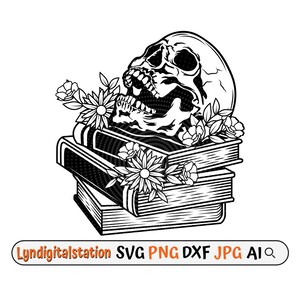 Peut inclure: Illustration en noir et blanc d'un crâne sur une pile de livres, orné de fleurs. Le crâne est détaillé avec une mâchoire ouverte, et les livres sont empilés avec des dos visibles. L'image comprend le texte "Lyndigitalstation SVG PNG DXF JPG AI".