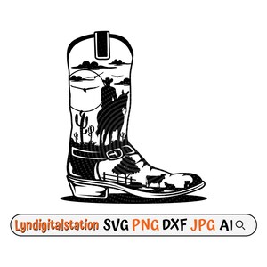Könnte beinhalten: Schwarze und weiße Silhouette eines Cowboys, der auf einem Pferd in einem Cowboy-Stiefel reitet. Der Stiefel hat eine spitze Zehenpartie und einen hohen Absatz. Der Cowboy trägt einen Hut und hat ein Lasso in der Hand. Das Pferd galoppiert durch eine Wüstenlandschaft mit Kakteen und einer untergehenden Sonne.