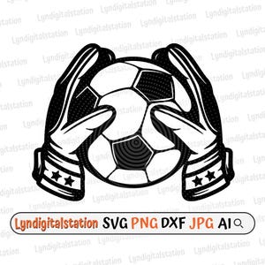 以下が含まれることがあります： 2つのゴールキーパーグローブに挟まれたサッカーボールの白黒グラフィック。グローブには星のディテールがあります。画像には「Lyndigitalstation SVG PNG DXF JPG AIQ」というテキストが含まれています。