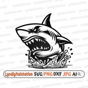 Könnte beinhalten: Schwarz-Weiß-Illustration eines aggressiven Hais mit offenem Maul, Wasserspritzern und dem Text "Lyndigitalstation SVG PNG DXF JPG AIQ". Das Haidesign ist detailliert und stilisiert.