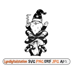 Peut inclure: Illustration en noir et blanc d'un gnome portant un chapeau avec un motif de feuille de marijuana, fumant un joint et assis sur un champignon.
